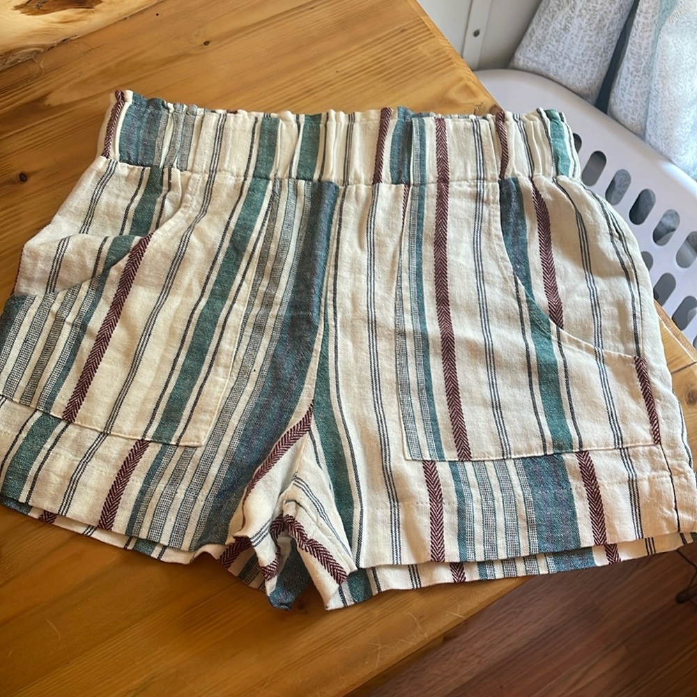 Linen high-waisted shorts